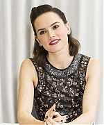 53310556_daisy-ridley-star-wars-the-force-awakens-press-conference-portraits-by-arman.jpg