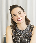 53310570_daisy-ridley-star-wars-the-force-awakens-press-conference-portraits-by-arman.jpg