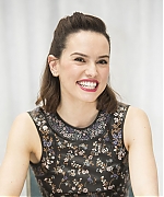 53310577_daisy-ridley-star-wars-the-force-awakens-press-conference-portraits-by-arman.jpg