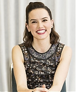 53310583_daisy-ridley-star-wars-the-force-awakens-press-conference-portraits-by-arman.jpg