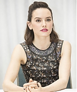 53310599_daisy-ridley-star-wars-the-force-awakens-press-conference-portraits-by-arman.jpg