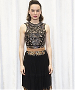 53310615_daisy-ridley-star-wars-the-force-awakens-press-conference-portraits-by-arman.jpg