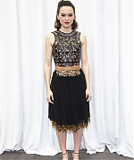 53310658_daisy-ridley-star-wars-the-force-awakens-press-conference-portraits-by-arman.jpg