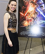 53310689_daisy-ridley-star-wars-the-force-awakens-press-conference-portraits-by-arman.jpg