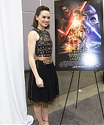 53310702_daisy-ridley-star-wars-the-force-awakens-press-conference-portraits-by-arman.jpg