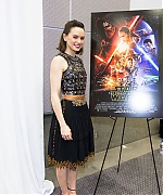 53310706_daisy-ridley-star-wars-the-force-awakens-press-conference-portraits-by-arman.jpg