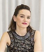 53310719_daisy-ridley-star-wars-the-force-awakens-press-conference-portraits-by-arman.jpg