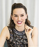 53310723_daisy-ridley-star-wars-the-force-awakens-press-conference-portraits-by-arman.jpg