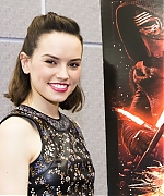 53310747_daisy-ridley-star-wars-the-force-awakens-press-conference-portraits-by-arman.jpg