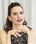 53310753_daisy-ridley-star-wars-the-force-awakens-press-conference-portraits-by-arman.jpg