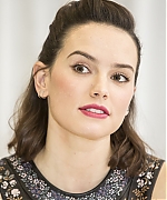 53310770_daisy-ridley-star-wars-the-force-awakens-press-conference-portraits-by-arman.jpg