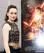 53310828_daisy-ridley-star-wars-the-force-awakens-press-conference-portraits-by-arman.jpg