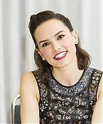 53310843_daisy-ridley-star-wars-the-force-awakens-press-conference-portraits-by-arman.jpg