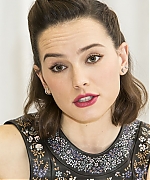 53310848_daisy-ridley-star-wars-the-force-awakens-press-conference-portraits-by-arman.jpg
