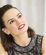 53310866_daisy-ridley-star-wars-the-force-awakens-press-conference-portraits-by-arman.jpg