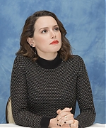 54553805_daisy-ridley-star-wars-the-last-jedi-press-conference-portraits-by-armando-g.jpg