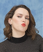 54553921_daisy-ridley-star-wars-the-last-jedi-press-conference-portraits-by-armando-g.jpg