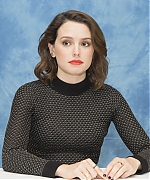 54553936_daisy-ridley-star-wars-the-last-jedi-press-conference-portraits-by-armando-g.jpg