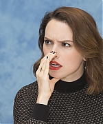 54554133_daisy-ridley-star-wars-the-last-jedi-press-conference-portraits-by-armando-g.jpg