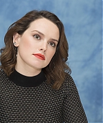 54554154_daisy-ridley-star-wars-the-last-jedi-press-conference-portraits-by-armando-g.jpg