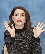 54554204_daisy-ridley-star-wars-the-last-jedi-press-conference-portraits-by-armando-g.jpg