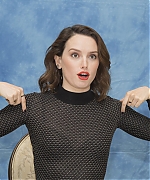 54554250_daisy-ridley-star-wars-the-last-jedi-press-conference-portraits-by-armando-g.jpg
