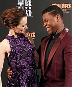 Filename=Daisy-Ridley_-Star-Wars-The-Force-Awakens-Premiere--10-662x401.jpg
Filesize=77KiB
Dimensions=662x401
Date added=Nov 25, 2017 Daisy-Ridley_-Star-Wars-The-Force-Awakens-Premiere--10-662x401.jpg