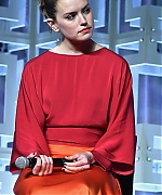 Daisy-Ridley_-The-Last-Jedi-Press-Line---Star-Wars-Celebration--04.jpg