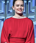 Daisy-Ridley_-The-Last-Jedi-Press-Line---Star-Wars-Celebration--21.jpg