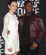 DaisyRidley-2015-12-02-StarWarsForce4FashionNY-008.jpg
