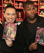 DaisyRidley090315_03.jpg
