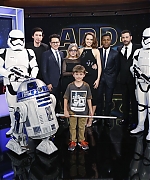 daisy-ridley-jimmy-kimmel-live-the-cast-of-star-wars-the-force-awakens-112315-image-014.jpg