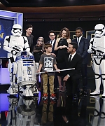 daisy-ridley-jimmy-kimmel-live-the-cast-of-star-wars-the-force-awakens-112315-image-015.jpg