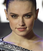 daisy-ridley-star-wars-the-force-awakens-european-premiere-121615-image-001.jpg