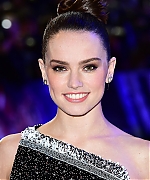 daisy-ridley-star-wars-the-force-awakens-european-premiere-121615-image-025.jpg