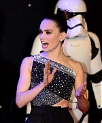 daisy-ridley-star-wars-the-force-awakens-european-premiere-121615-image-033.jpg