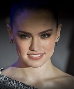 daisy-ridley-star-wars-the-force-awakens-european-premiere-121615-image-043.jpg