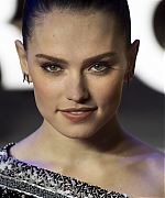 daisy-ridley-star-wars-the-force-awakens-european-premiere-121615-image-044.jpg