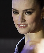 daisy-ridley-star-wars-the-force-awakens-european-premiere-121615-image-051.jpg